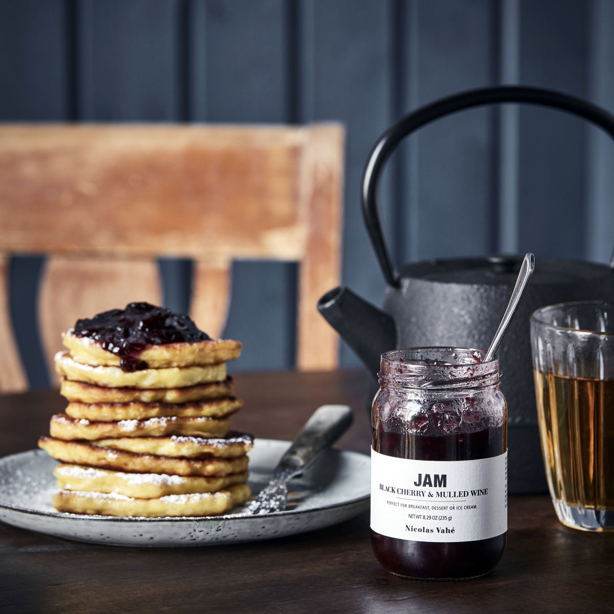 Jam, cereja preta e vinho quente