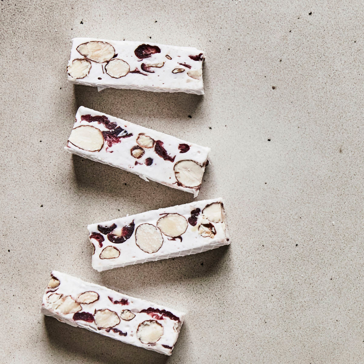 Nougat suave, cranberries