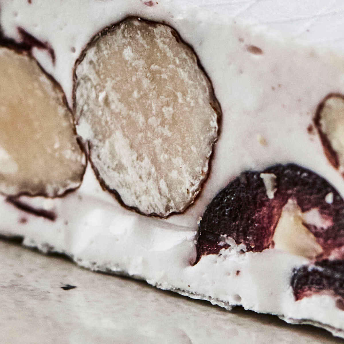 Nougat suave, cranberries